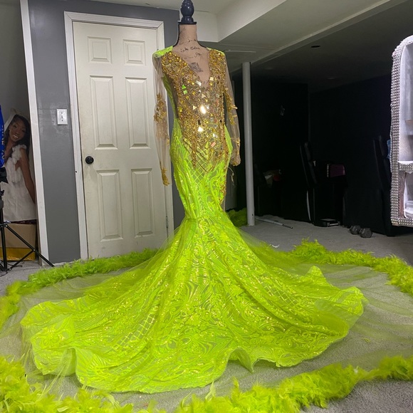 Beautiful lime green prom dress - Picture 1 of 3